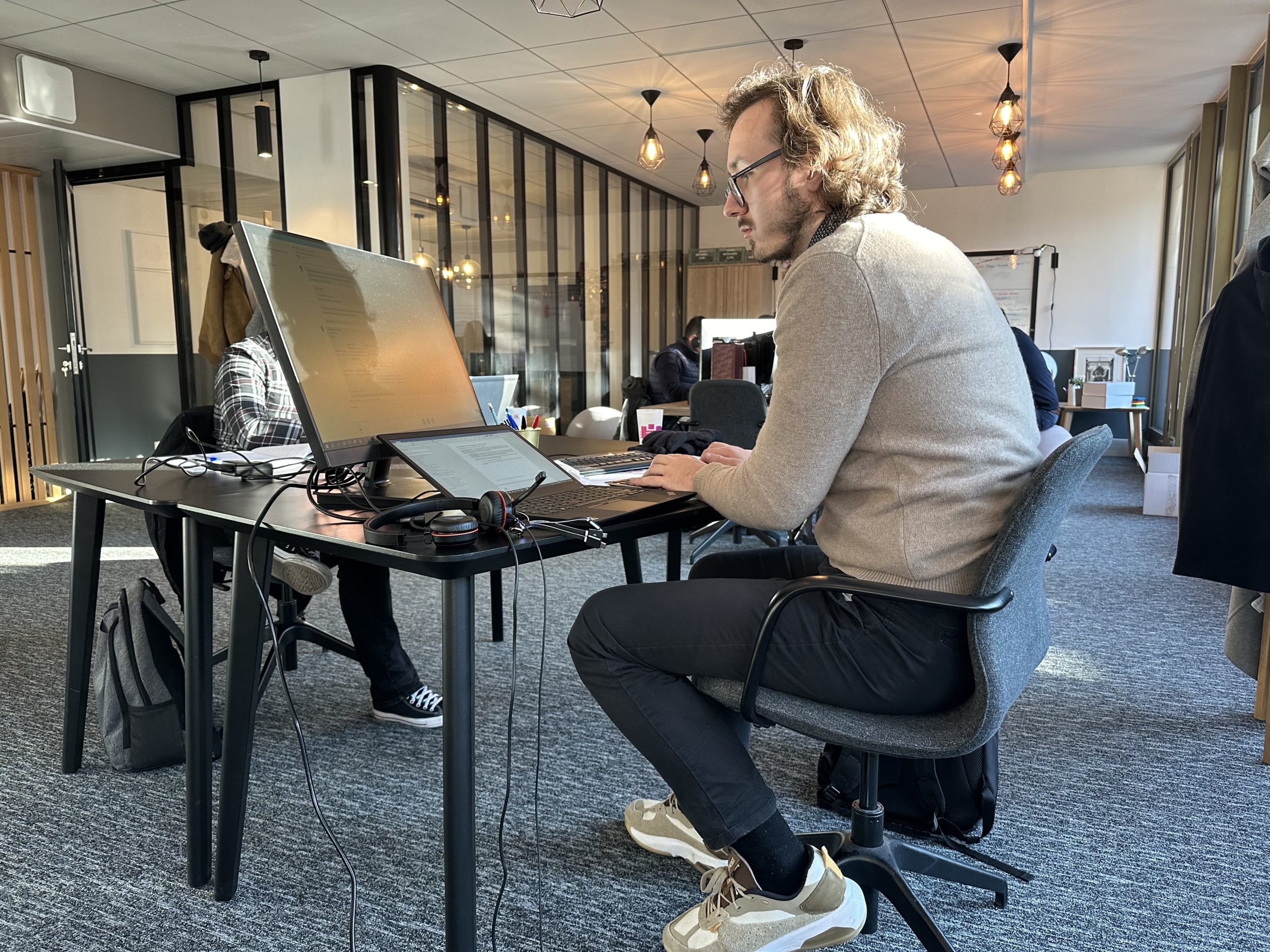 Un collaborateur HN Services au travail dans les bureaux